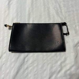 Louis Vuitton Pochette in black Epi leather